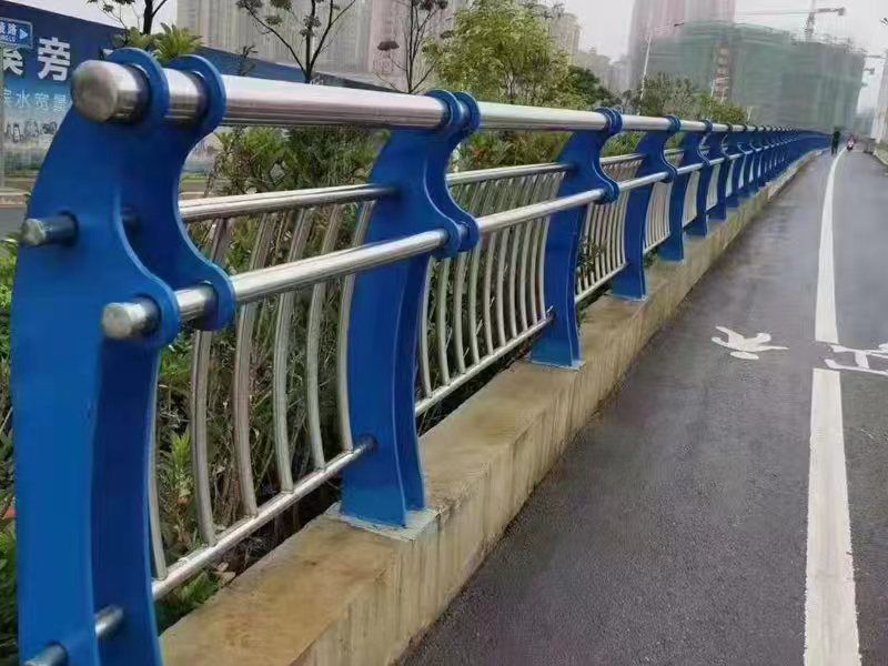 不銹鋼碳素復(fù)合管護(hù)欄